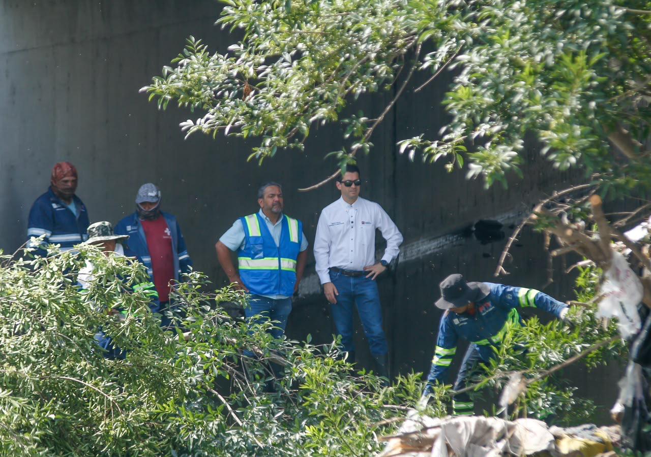 Al operativo de limpieza también acudió el secretario de Administración, Marcelo Segovia, quien invitó a la ciudadanía a denunciar a quienes arrojen basura en este tipo de espacios.