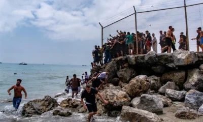 Ceuta y Melilla son las únicas fronteras terrestres de la Unión Europea con África y registran periódicamente intentos masivos de ingreso por parte de personas que buscan llegar al continente europeo.