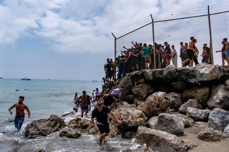 Ceuta y Melilla son las únicas fronteras terrestres de la Unión Europea con África y registran periódicamente intentos masivos de ingreso por parte de personas que buscan llegar al continente europeo.