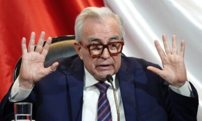 De acuerdo con las autoridades estadounidenses, Rocha Moya y otros nueve funcionarios y exfuncionarios de Sinaloa habrían participado en una red dedicada al tráfico de fentanilo, heroína, cocaína y metanfetamina hacia Estados Unidos.