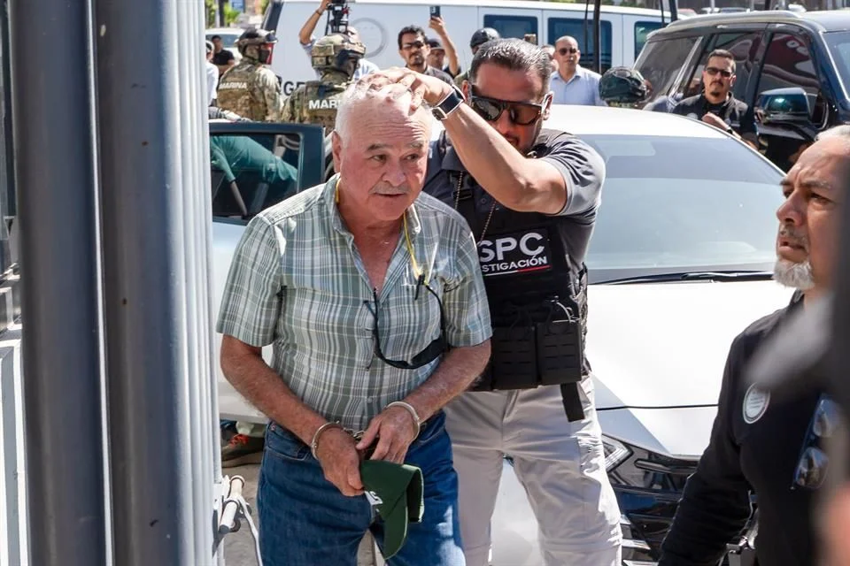 Los delitos atribuidos son delincuencia organizada, contrabando y uno en materia de hidrocarburos.