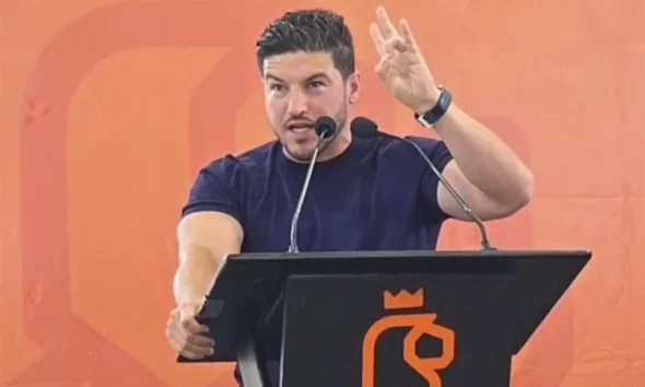 Samuel García también dirigió críticas al Alcalde de García, Manuel Guerra, quien recientemente encabezó protestas y acudió a las oficinas de Agua y Drenaje para exigir soluciones por la falta de suministro en diversas colonias del municipio.