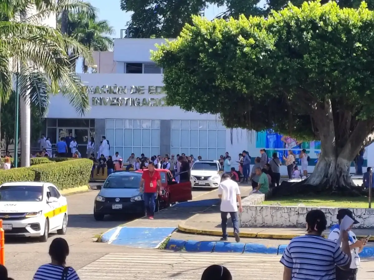 La Secretaría de Marina pidió a la población no acercarse a las playas durante las siguientes seis horas debido al riesgo de variaciones en el nivel del mar asociadas con un posible tsunami.