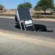 El conductor de la camioneta se detuvo para auxiliar al motociclista, pero en cuestión de segundos el pavimento cedió por completo y la unidad fue tragada por el socavón.
