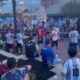 Según el reporte, la tensión aumentó cuando aficionados de distintos equipos y seguidores en general coincidieron en la reunión masiva