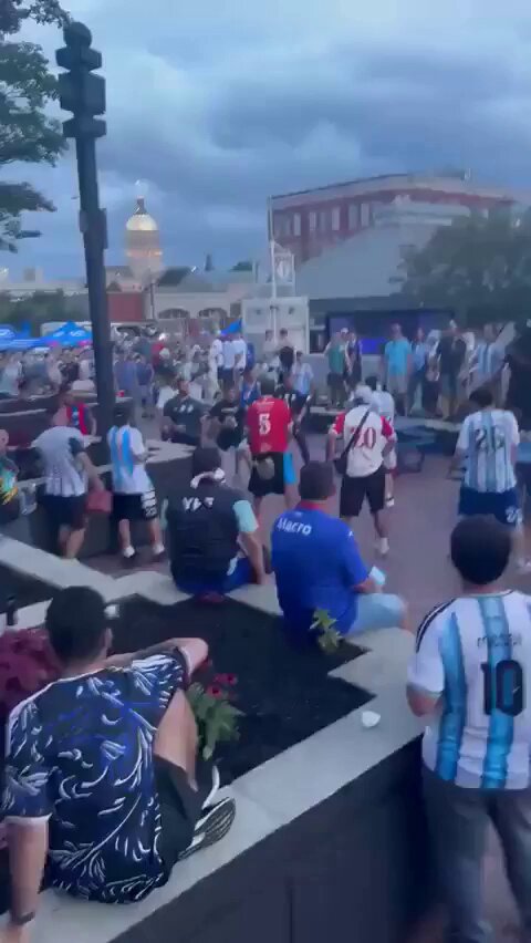 Según el reporte, la tensión aumentó cuando aficionados de distintos equipos y seguidores en general coincidieron en la reunión masiva