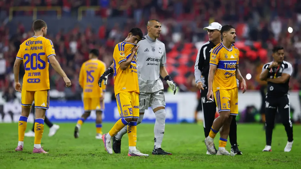 Entre los nombres que siguen en el radar aparece el argentino Guillermo Barros Schelotto, quien recientemente declaró que su posible llegada a Tigres era un asunto terminado