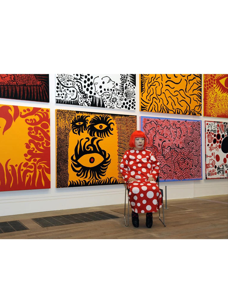 En 1957 se trasladó a Nueva York, donde comenzó a presentar pinturas, esculturas e instalaciones experimentales, además de participar en acciones artísticas y performances.