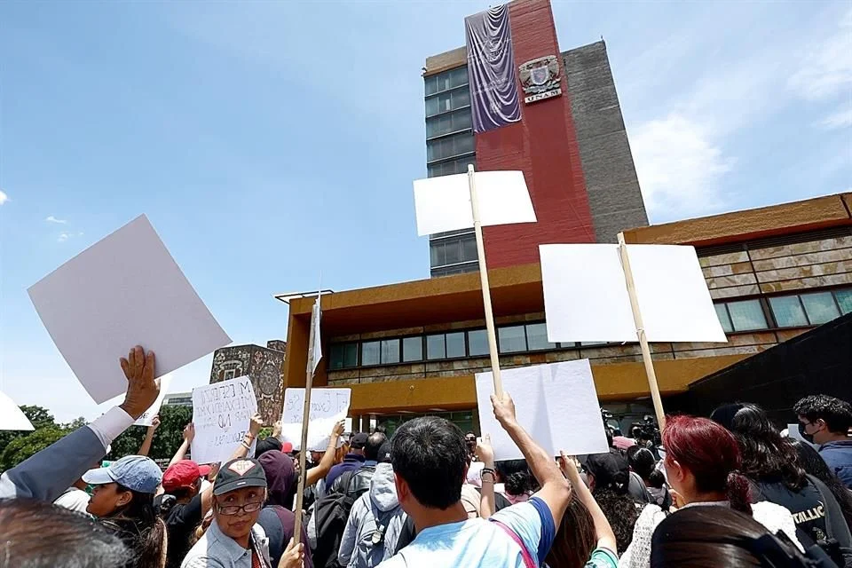 La nueva convocatoria fue emitida atendiendo las recomendaciones de una Comisión Técnica de Personas Expertas, creada para revisar las anomalías detectadas y garantizar la equidad del proceso de admisión.