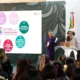 Como parte de la estrategia se distribuirán 16 millones de guías, de las cuales 7.5 millones estarán destinadas a estudiantes, una cantidad similar a madres y padres de familia, y un millón a docentes.