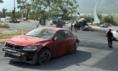 Entre las unidades afectadas se encontraba un Mercedes-Benz en el que viajaban la adolescente, identificada como Monserrat Elizondo de León, y René, de 16 años.