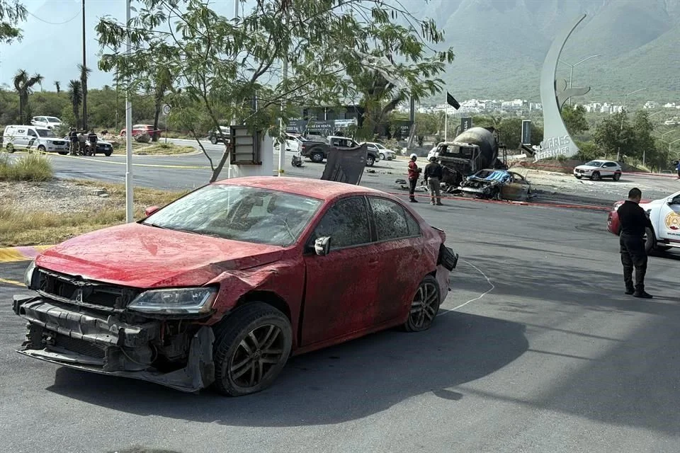 Entre las unidades afectadas se encontraba un Mercedes-Benz en el que viajaban la adolescente, identificada como Monserrat Elizondo de León, y René, de 16 años.