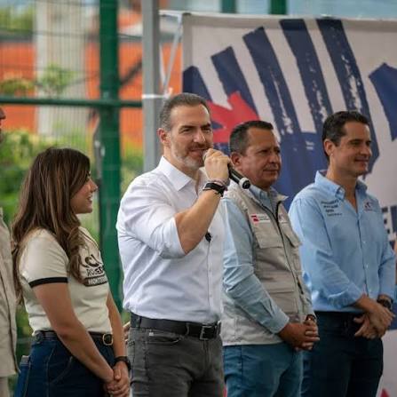 Esta postura contrasta con la del vocero del Comité Ejecutivo Nacional que señaló que Adrián de la Garza tendría que decidir si participa en el proceso interno del PAN o busca la candidatura de otra fuerza política