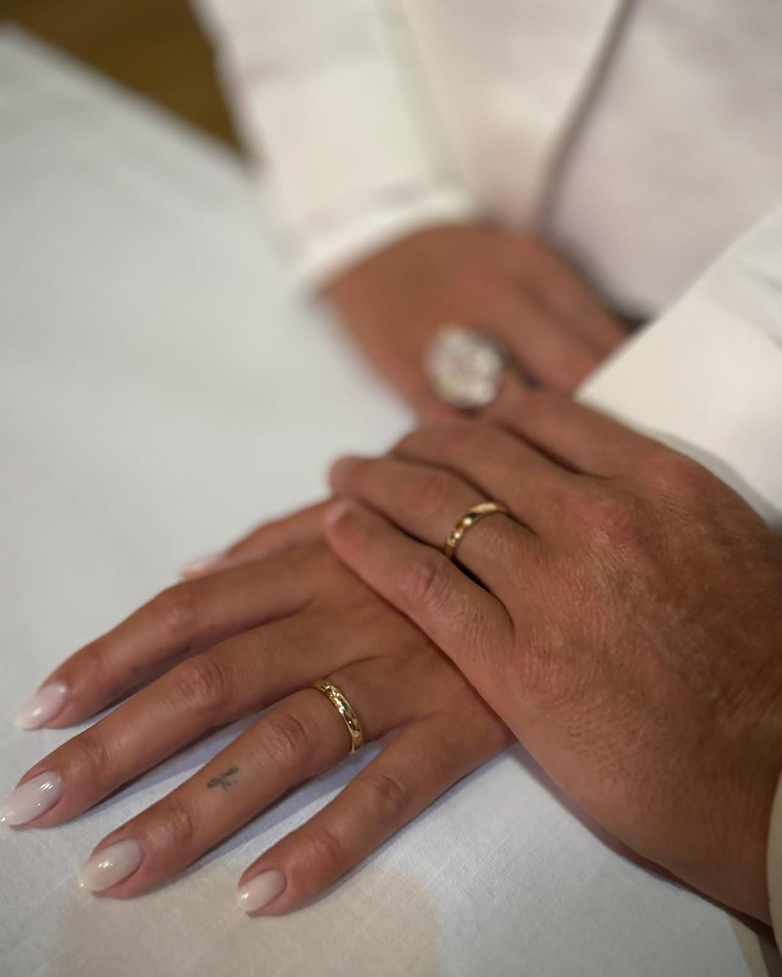 El enlace se realizó de manera privada y con la presencia de sus cinco hijos, pese a los rumores que situaban la boda en la Catedral de Funchal, ciudad natal del futbolista, o en los alrededores de Lisboa.