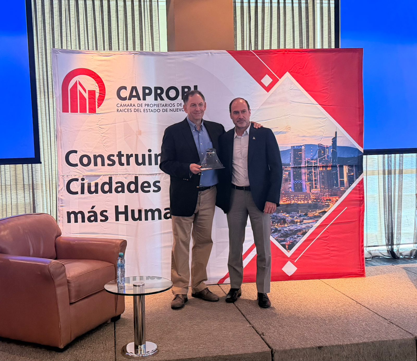 El especialista subrayó que regenerar la ciudad no significa únicamente construir edificios verticales, sino recuperar sectores centrales que han perdido habitantes y dotarlos de viviendas adecuadas, servicios y usos mixtos.