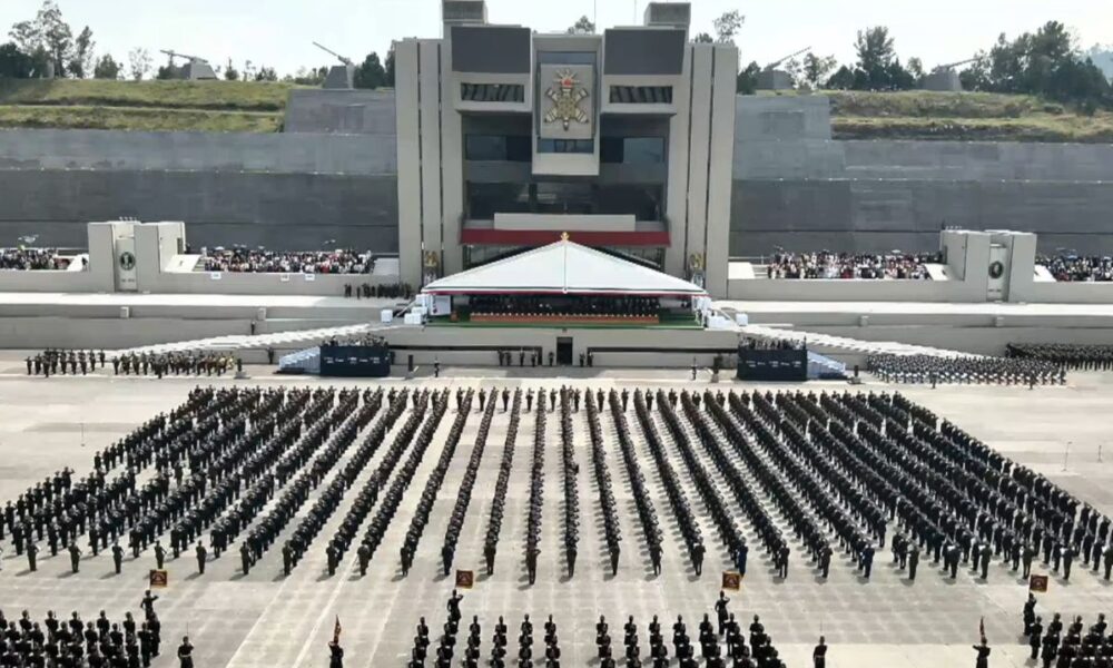Del total de graduados, 224 son mujeres, quienes se incorporan a las filas de las Fuerzas Armadas tras completar el proceso académico y de adiestramiento correspondiente.