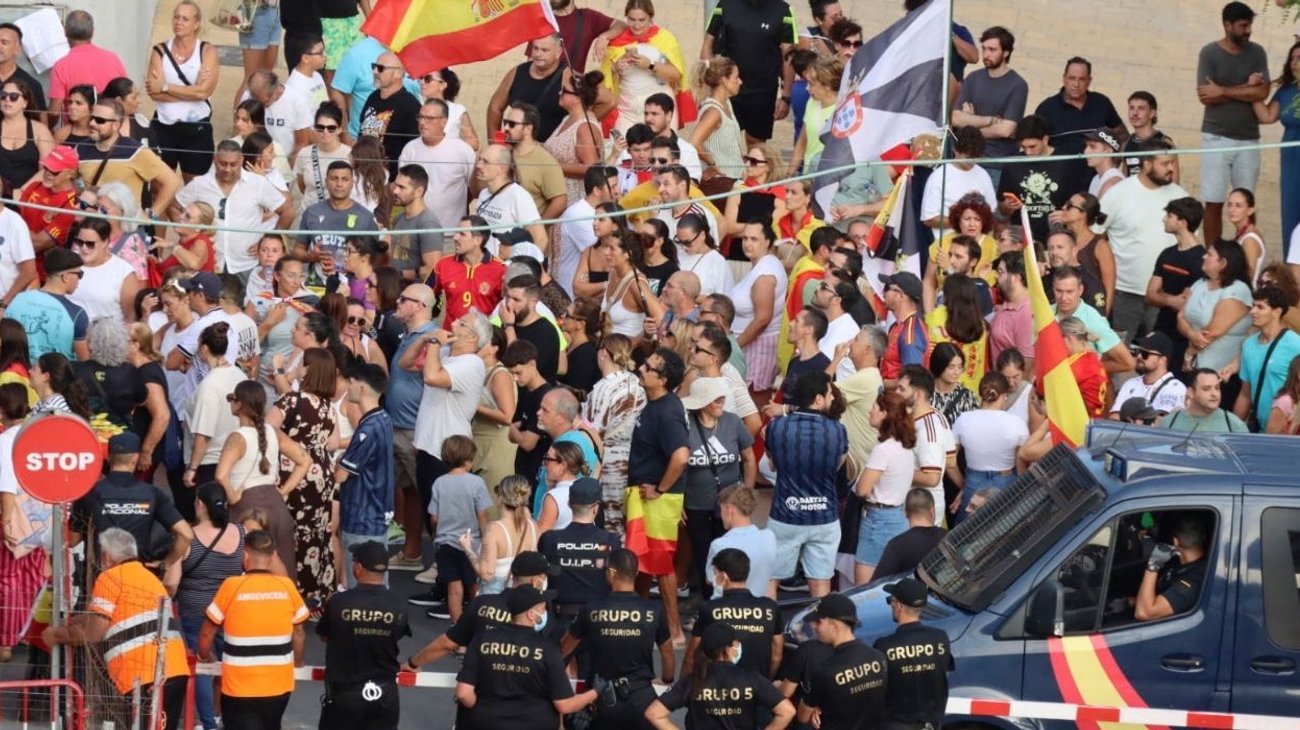 La movilización terminó cerca de las zonas donde permanecen asentados algunos migrantes, bajo un fuerte dispositivo policial.