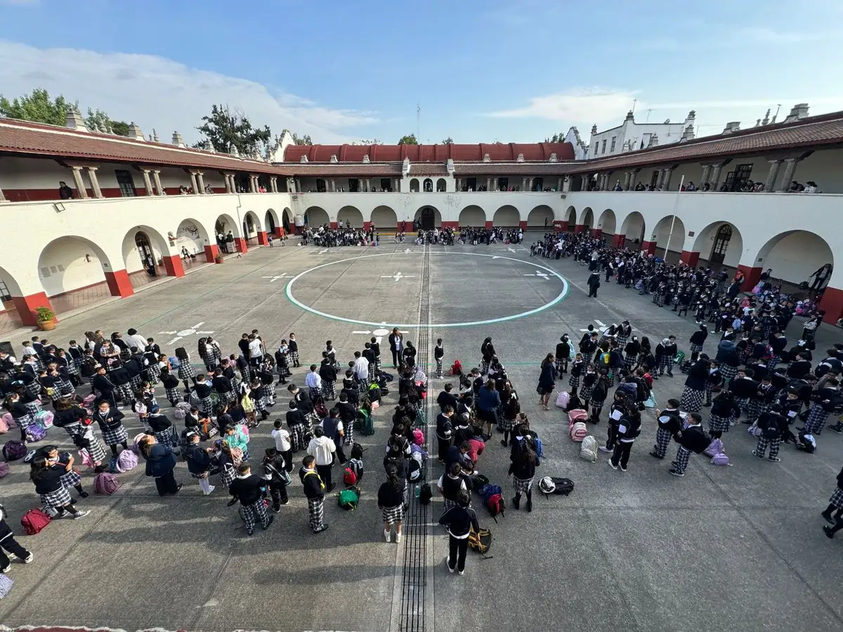 La jornada también implicó el regreso a las actividades de alrededor de 1.2 millones de docentes