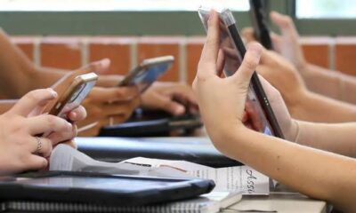 La Presidenta Claudia Sheinbaum señaló que 16 estados ya cuentan con algún tipo de regulación sobre el uso de teléfonos en las escuelas y planteó extender estas medidas al resto de México