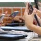La Presidenta Claudia Sheinbaum señaló que 16 estados ya cuentan con algún tipo de regulación sobre el uso de teléfonos en las escuelas y planteó extender estas medidas al resto de México