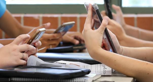 La Presidenta Claudia Sheinbaum señaló que 16 estados ya cuentan con algún tipo de regulación sobre el uso de teléfonos en las escuelas y planteó extender estas medidas al resto de México