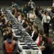 El examen fue aplicado después de que la Universidad detectara resultados atípicos e irregularidades durante su primera prueba completamente en línea.