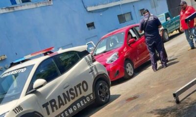 Al realizar una maniobra, la conductora habría golpeado también la unidad policiaca, dio media vuelta y se retiró del lugar, por lo que los oficiales iniciaron su seguimiento.
