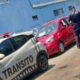 Al realizar una maniobra, la conductora habría golpeado también la unidad policiaca, dio media vuelta y se retiró del lugar, por lo que los oficiales iniciaron su seguimiento.
