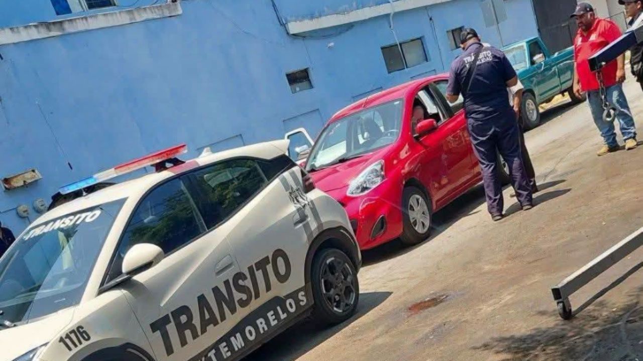 Al realizar una maniobra, la conductora habría golpeado también la unidad policiaca, dio media vuelta y se retiró del lugar, por lo que los oficiales iniciaron su seguimiento.