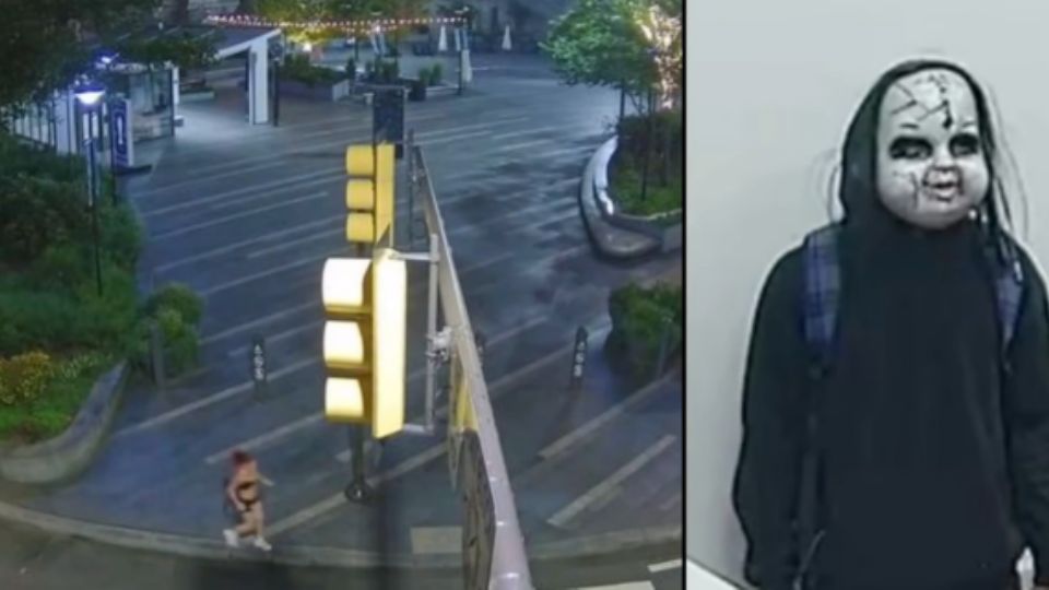 Las autoridades estiman que el sospechoso tendría entre 15 y 20 años. Imágenes de cámaras de seguridad muestran que suele vestir ropa oscura y utiliza la característica máscara de Chucky para ocultar su identidad