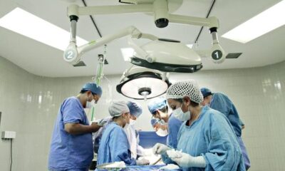 Las cuatro Unidades Médicas de Alta Especialidad realizaron otras 36 mil cirugías. Entre los procedimientos destacan trasplantes de corazón, pulmón, hígado, riñón y córnea, además de operaciones robóticas en urología, ginecología y cirugía de tórax.