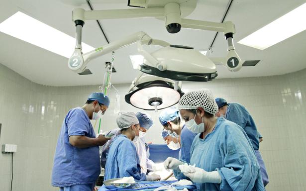 Las cuatro Unidades Médicas de Alta Especialidad realizaron otras 36 mil cirugías. Entre los procedimientos destacan trasplantes de corazón, pulmón, hígado, riñón y córnea, además de operaciones robóticas en urología, ginecología y cirugía de tórax.