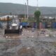 En las labores participaron 20 trabajadores, apoyados por una retroexcavadora, dos camiones con capacidad de 14 metros cúbicos y dos unidades de 3.5 toneladas para transportar los desechos acumulados.