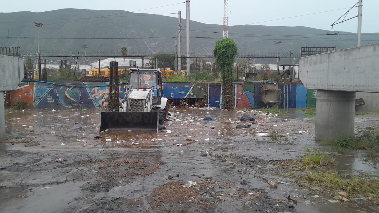 En las labores participaron 20 trabajadores, apoyados por una retroexcavadora, dos camiones con capacidad de 14 metros cúbicos y dos unidades de 3.5 toneladas para transportar los desechos acumulados.