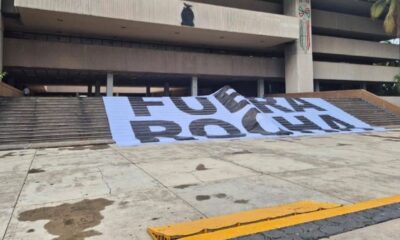 La protesta se mantuvo pese a que Rocha Moya solicitó nuevamente licencia al cargo, apenas un día después de haber retomado formalmente sus funciones
