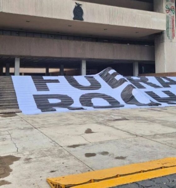 La protesta se mantuvo pese a que Rocha Moya solicitó nuevamente licencia al cargo, apenas un día después de haber retomado formalmente sus funciones