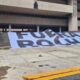 La protesta se mantuvo pese a que Rocha Moya solicitó nuevamente licencia al cargo, apenas un día después de haber retomado formalmente sus funciones