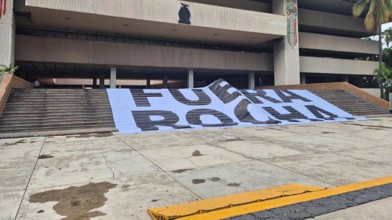 La protesta se mantuvo pese a que Rocha Moya solicitó nuevamente licencia al cargo, apenas un día después de haber retomado formalmente sus funciones