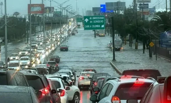 En Santa Catarina, el agua que descendió del Cerro de las Mitras sorprendió a comerciantes de un mercado rodante instalado en la Colonia San Gilberto