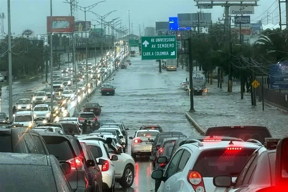 En Santa Catarina, el agua que descendió del Cerro de las Mitras sorprendió a comerciantes de un mercado rodante instalado en la Colonia San Gilberto