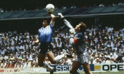 Años después, Maradona describió aquella anotación con una frase que quedó para la posteridad: “un poco con la cabeza de Maradona y un poco con la mano de Dios”.