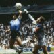 Años después, Maradona describió aquella anotación con una frase que quedó para la posteridad: “un poco con la cabeza de Maradona y un poco con la mano de Dios”.