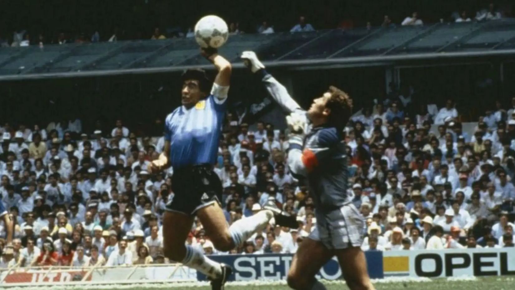 Años después, Maradona describió aquella anotación con una frase que quedó para la posteridad: “un poco con la cabeza de Maradona y un poco con la mano de Dios”.
