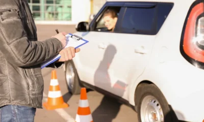 La medida se extendió además a otros 160 centros de capacitación que, de acuerdo con las autoridades, tampoco cumplían con las condiciones necesarias para preparar a los futuros conductores.
