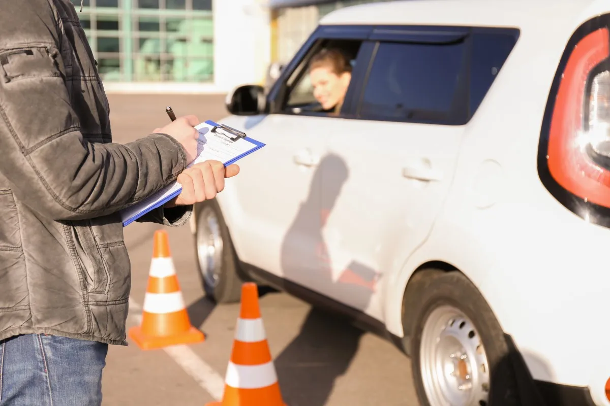 La medida se extendió además a otros 160 centros de capacitación que, de acuerdo con las autoridades, tampoco cumplían con las condiciones necesarias para preparar a los futuros conductores.