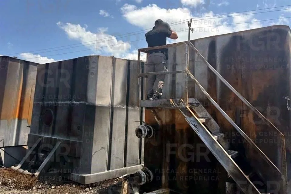 Durante el operativo fueron asegurados 10 tanques tipo frac tank, nueve tractocamiones, nueve autotanques, una pipa, dos camionetas y nueve cajas secas vacías; algunas unidades estaban calcinadas.