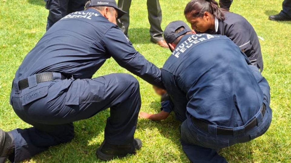 El dramático momento quedó registrado en video. En las imágenes se observa al oficial realizando las maniobras mientras intenta estimular al pequeño
