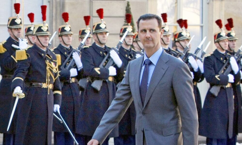 Otros seis antiguos funcionarios también fueron condenados en ausencia. Atef Najib, primo de Assad y exjefe de seguridad en Daraa, fue el único procesado presente en el tribunal y permaneció dentro de una jaula durante la audiencia televisada.