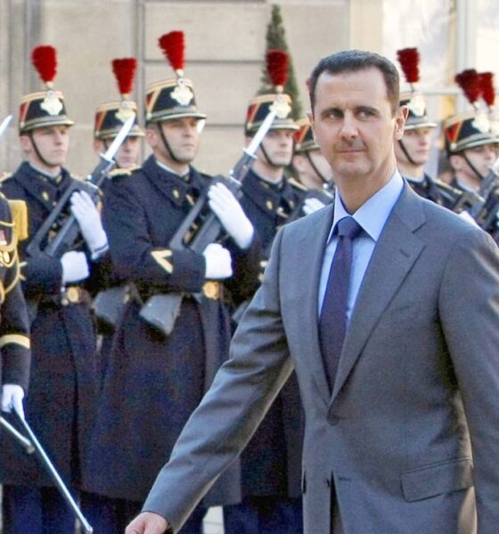 Otros seis antiguos funcionarios también fueron condenados en ausencia. Atef Najib, primo de Assad y exjefe de seguridad en Daraa, fue el único procesado presente en el tribunal y permaneció dentro de una jaula durante la audiencia televisada.