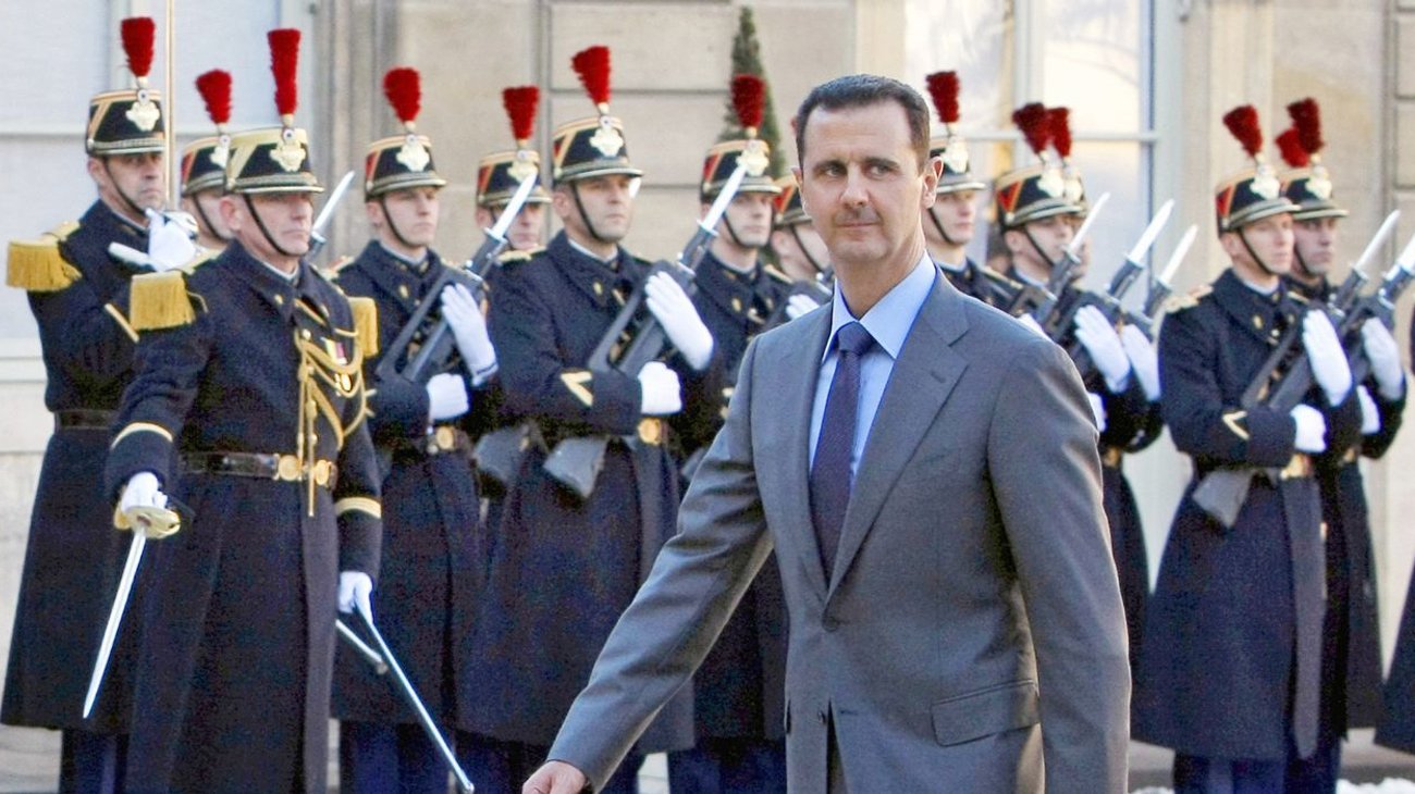 Otros seis antiguos funcionarios también fueron condenados en ausencia. Atef Najib, primo de Assad y exjefe de seguridad en Daraa, fue el único procesado presente en el tribunal y permaneció dentro de una jaula durante la audiencia televisada.